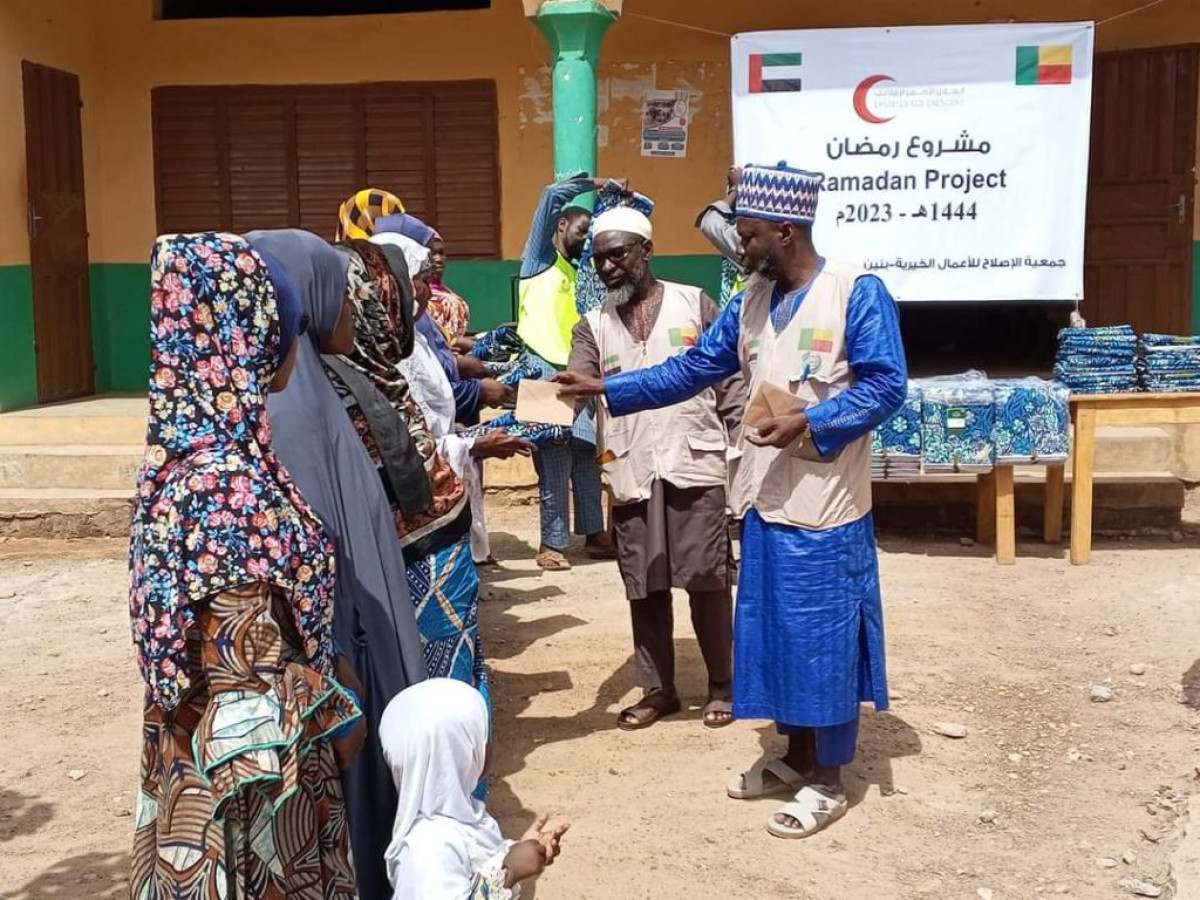 PARAKOU/AU PROFIT DES FIDÈLES MUSULMANS DE PARAKOU ET SES ENVIRONS : L’association Al-Islaah distribue des pagnes et enveloppes financières