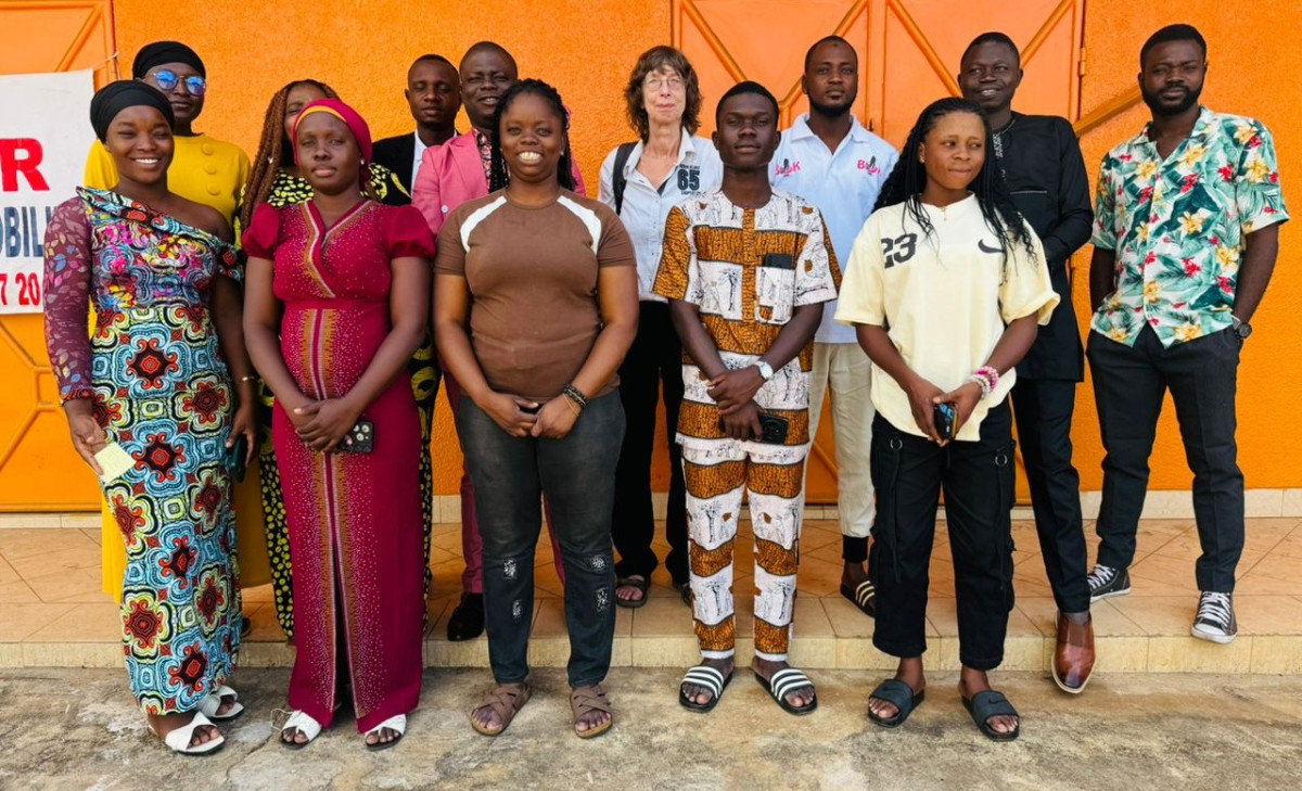 Pour son extension à l'international : L'experte PUM Anneke outille le personnel du groupe de presse Daabaaru