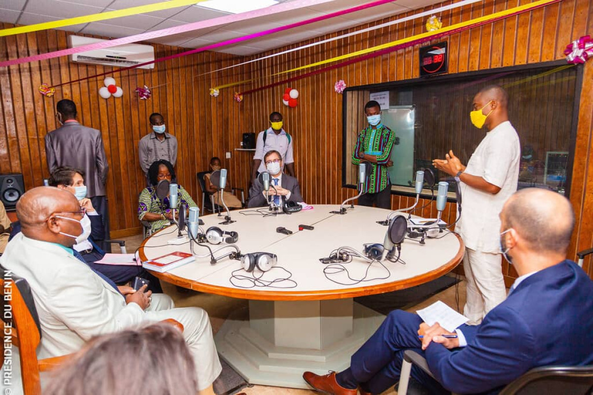 VISITE À LA RADIO SCOLAIRE ÉDUCATIVE DU BÉNIN DANS LE CADRE DE LA LUTTE CONTRE LE CORONAVIRUS : Le soutien de l’ambassade de France et l&rsquo;Afd aux programmes éducatifs