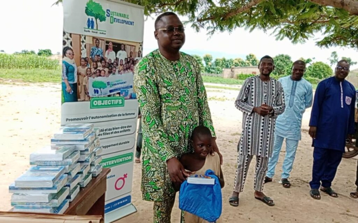 COMMUNE DE BANIKOARA :  Sustainable Development Ong fait don de fournitures scolaires