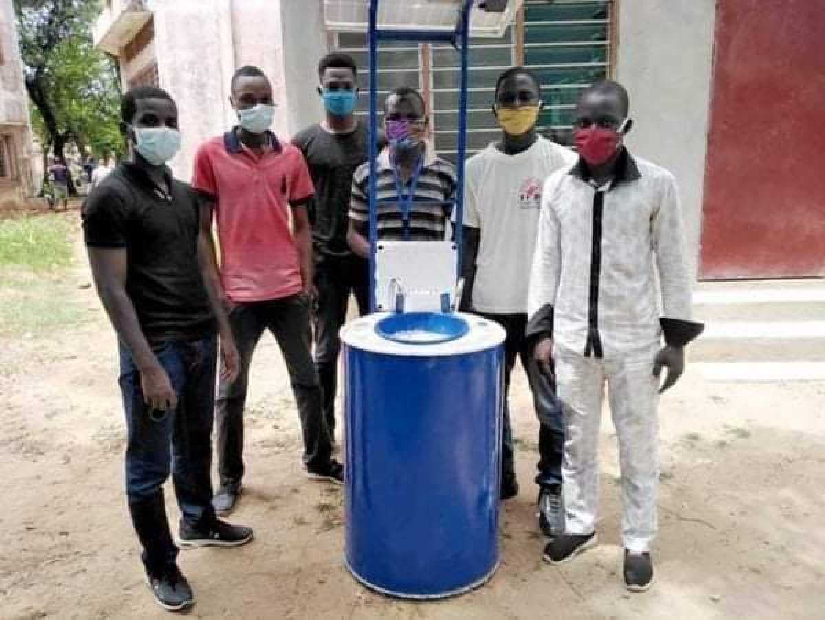 INVENTION D’UN DISPOSITIF AUTOMATIQUE DE LAVAGE DES MAINS : Des étudiants de la Fast de l&rsquo;Uac innovent   . Une initiative qui mérite l’accompagnement du gouvernement