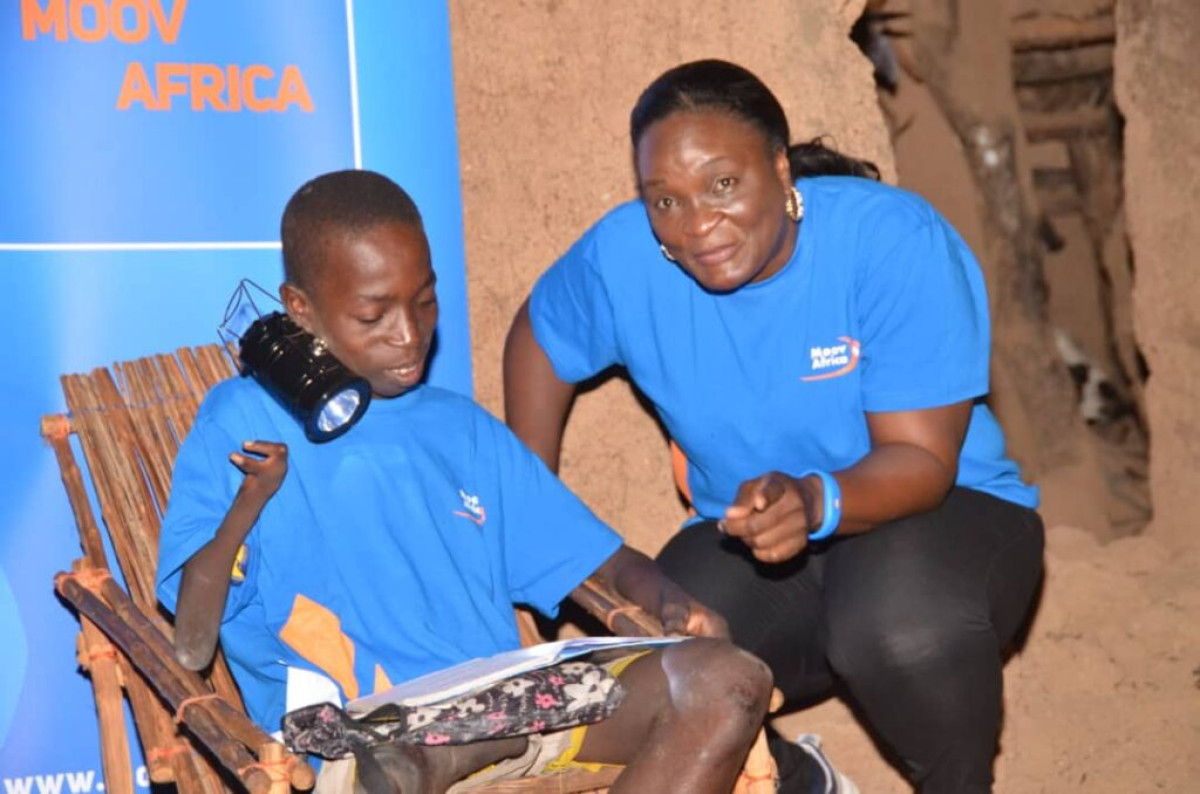 ŒUVRE SOCIALE A BOUKOMBE : La fondation Moov Africa illumine l&rsquo;avenir des écoliers de l&rsquo;Epp Koupagou . Des apprenants ont reçu des kits de lampes solaires pour étudier