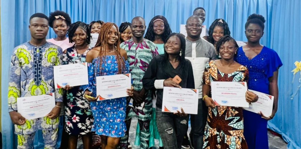 REMISE D&rsquo;ATTESTATIONS DE FIN DE STAGE ACADÉMIQUE À DES ÉTUDIANTS DE L&rsquo;ENSTIC ET LCS : Le groupe de presse Daabaaru apporte sa pierre à la formation de futurs bons journalistes