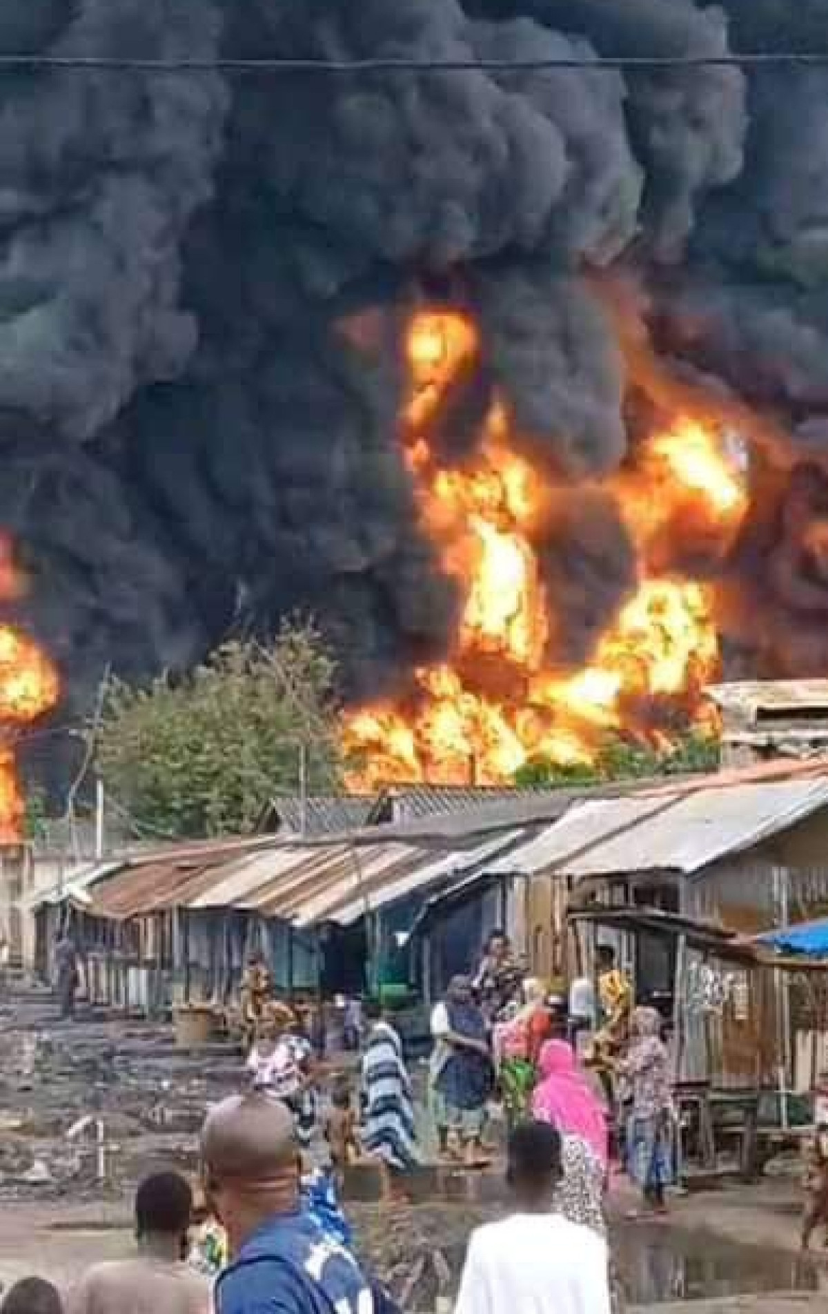 INCENDIE DANS UN DÉPÔT D’ESSENCE DE CONTREBANDE À SÈMÈ-KRAKÉ : Le gouvernement s’explique ce jour . 34 décès, des blessés et dégâts matériels avaient été enregistrés