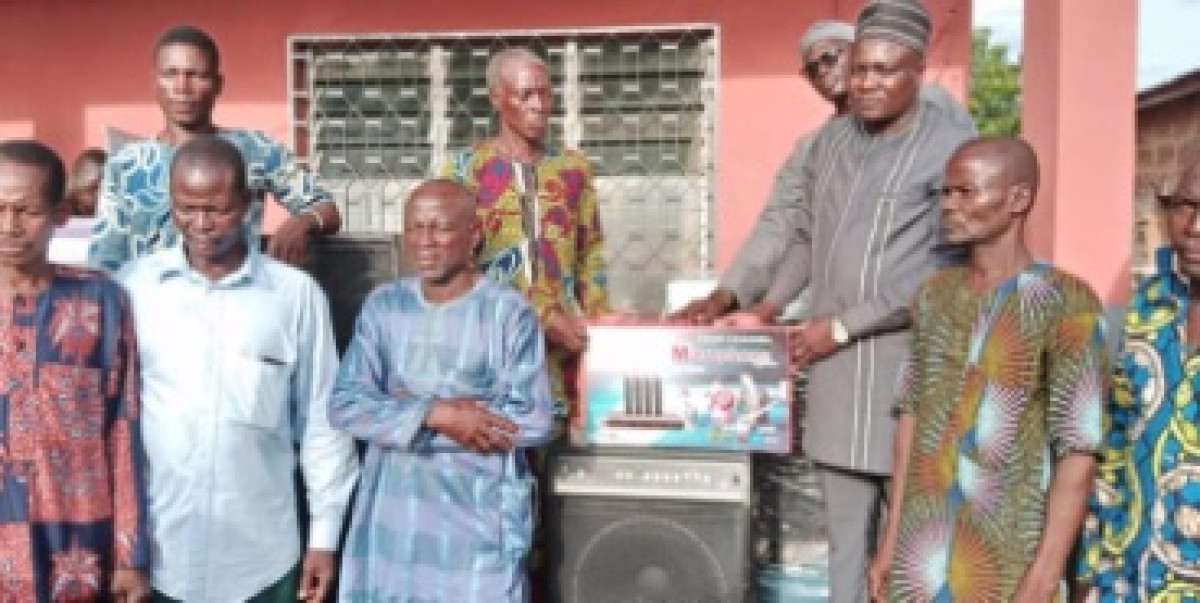 BEMBÉRÉKÉ/POUR LA PROMOTION DE LA CULTURE BAATONU : Aziz Koto Chabi offre des instruments modernes à l&rsquo;orchestre « Tuko Sari » de Ina