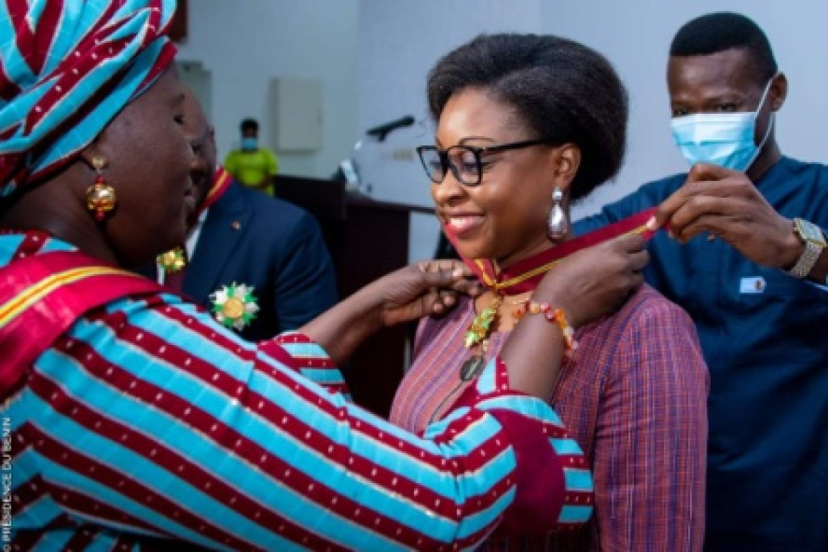 DISTINGUEE AU GRADE DE COMMANDEUR DE L&rsquo;ORDRE NATIONAL DU BENIN PAR LE CHEF DE L&rsquo;ÉTAT : La Nation reconnaît à sa digne fille Aurélie Adam Soulé ses efforts