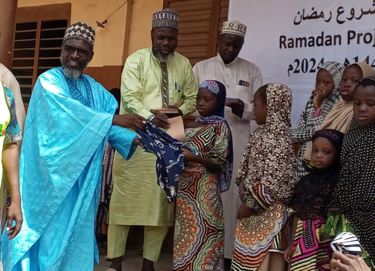 AU PROFIT DES FIDÈLES MUSULMANS DÉMUNIS DE PARAKOU ET SES ENVIRONS : Al-Islaah fait don de pagnes, voiles et enveloppes financières