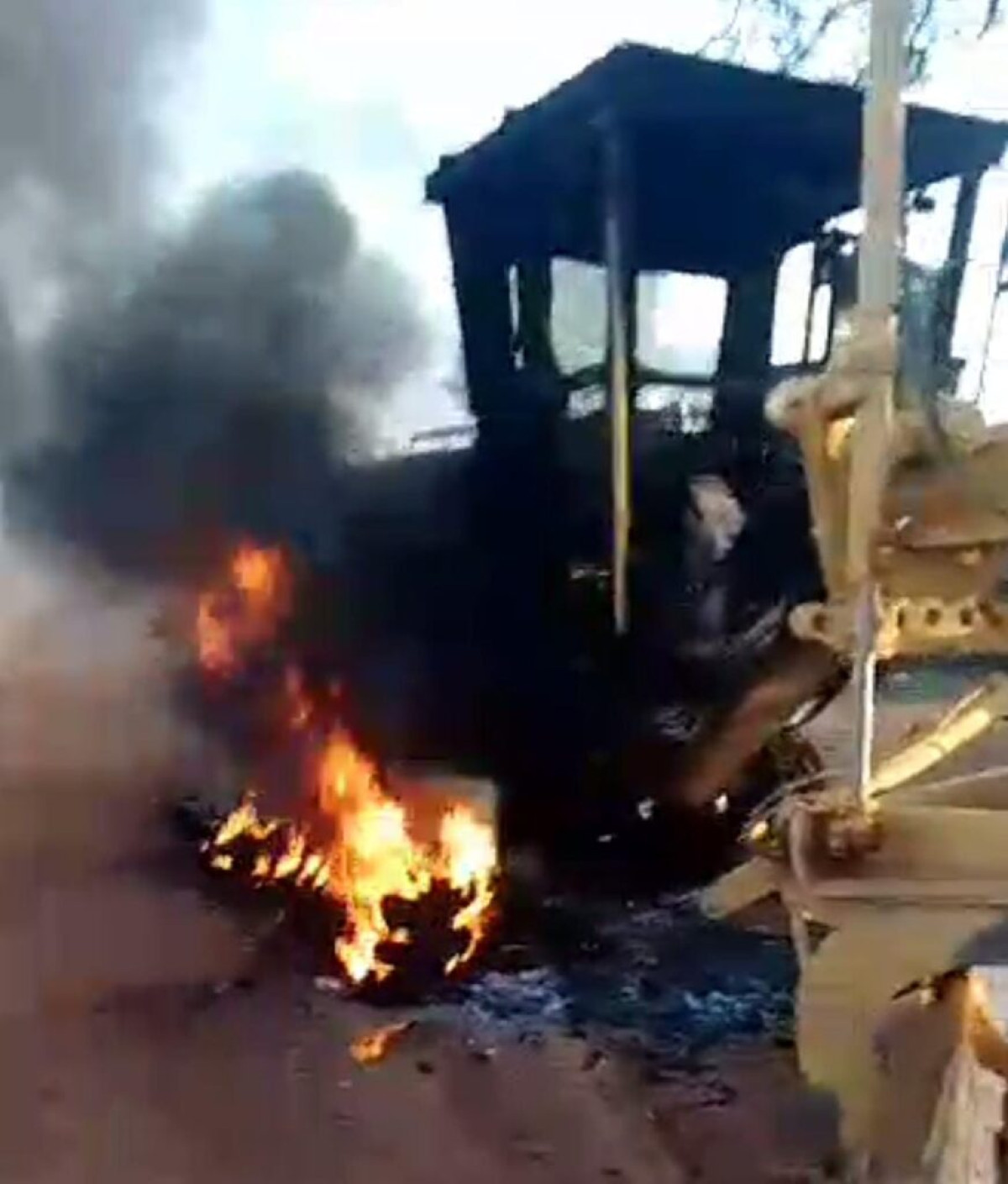 CONSTRUCTION DE LA ROUTE GUÉNÉ-KARIMAMA  :    Des engins lourds de l&rsquo;entreprise Soroubat brûlés par des Iani