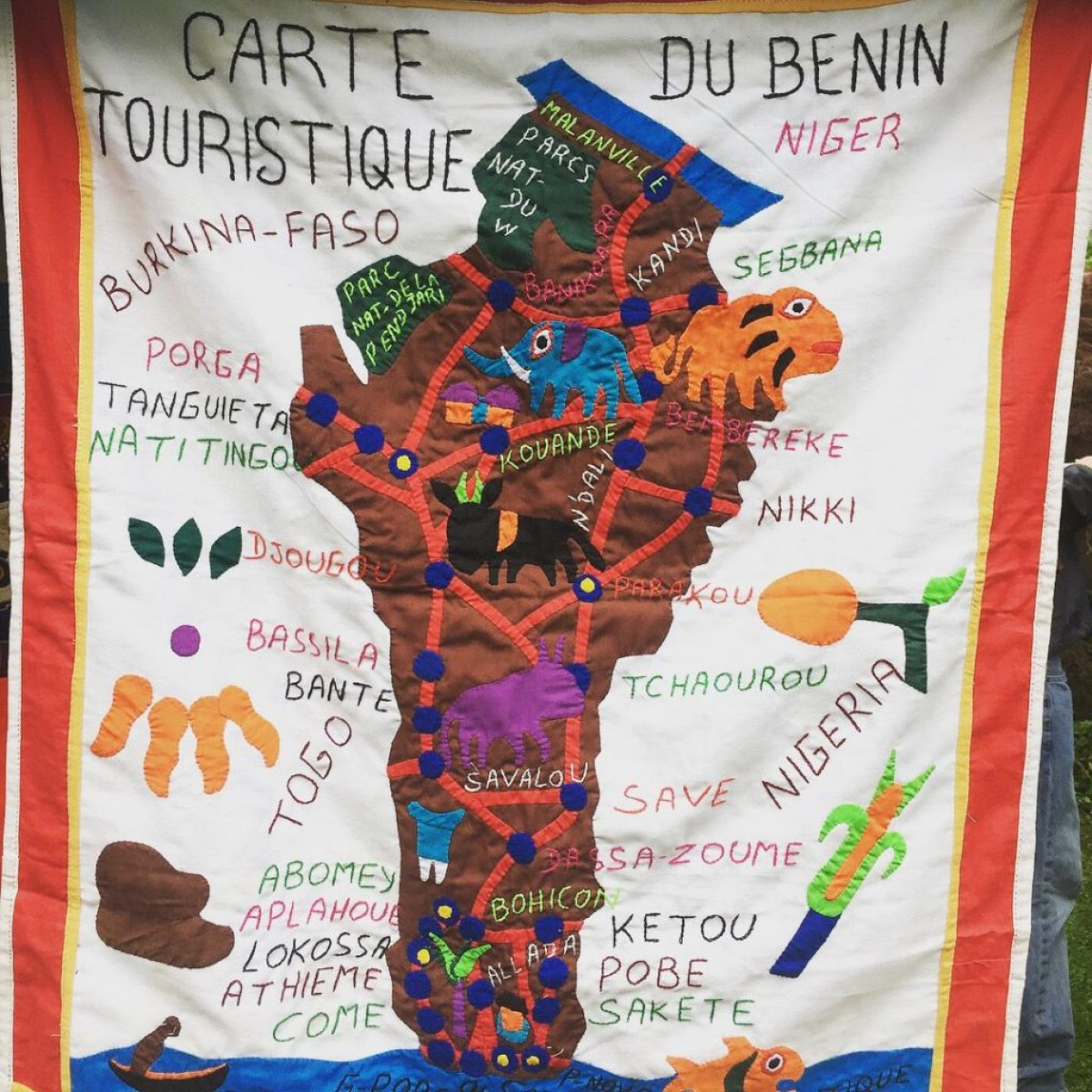 CHRONIQUE DES US ET COUTUMES : Le Bénin vendu par ses intellectuels cadrés !