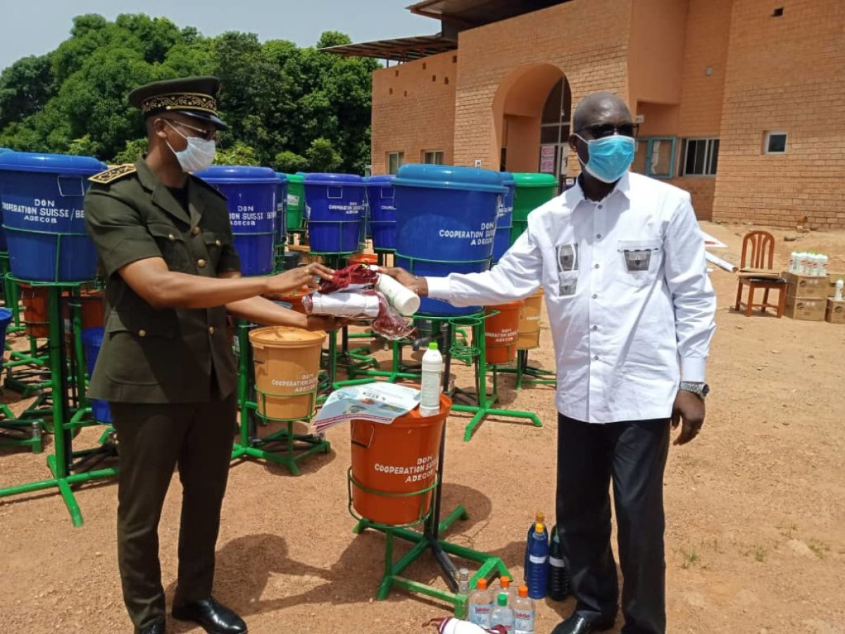 REMISE DE MATERIELS AUX COMMUNES DU BORGOU CONTRE LA COVID-19 : La Coopération Suisse vient en appui à l’Adécob