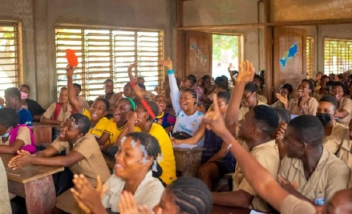 SENSIBILISATION DES ÉLÈVES SUR LES GROSSESSES EN MILIEU SCOLAIRE : Gatien Adjagboni accompagne l’initiative de l’Ong Etoile d’Afrik