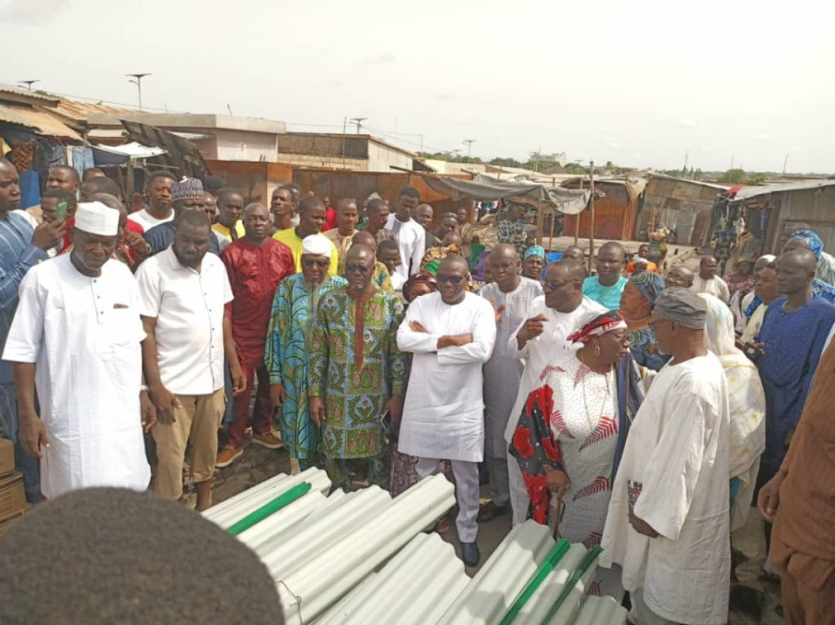 APRÈS L’INCENDIE SURVENU AU MARCHÉ ZONGO DE PARAKOU : Le Bloc Républicain offre du matériel pour sa reconstruction . L’He Charles Toko a conduit la délégation
