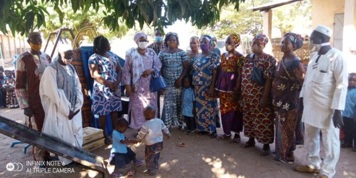 KANDI/ GRÂCE À L&rsquo;UFEC-2ABCD, Zinatou Alazi Osseini fait don de matériels didactiques à l’école Saka Boukoukinnin