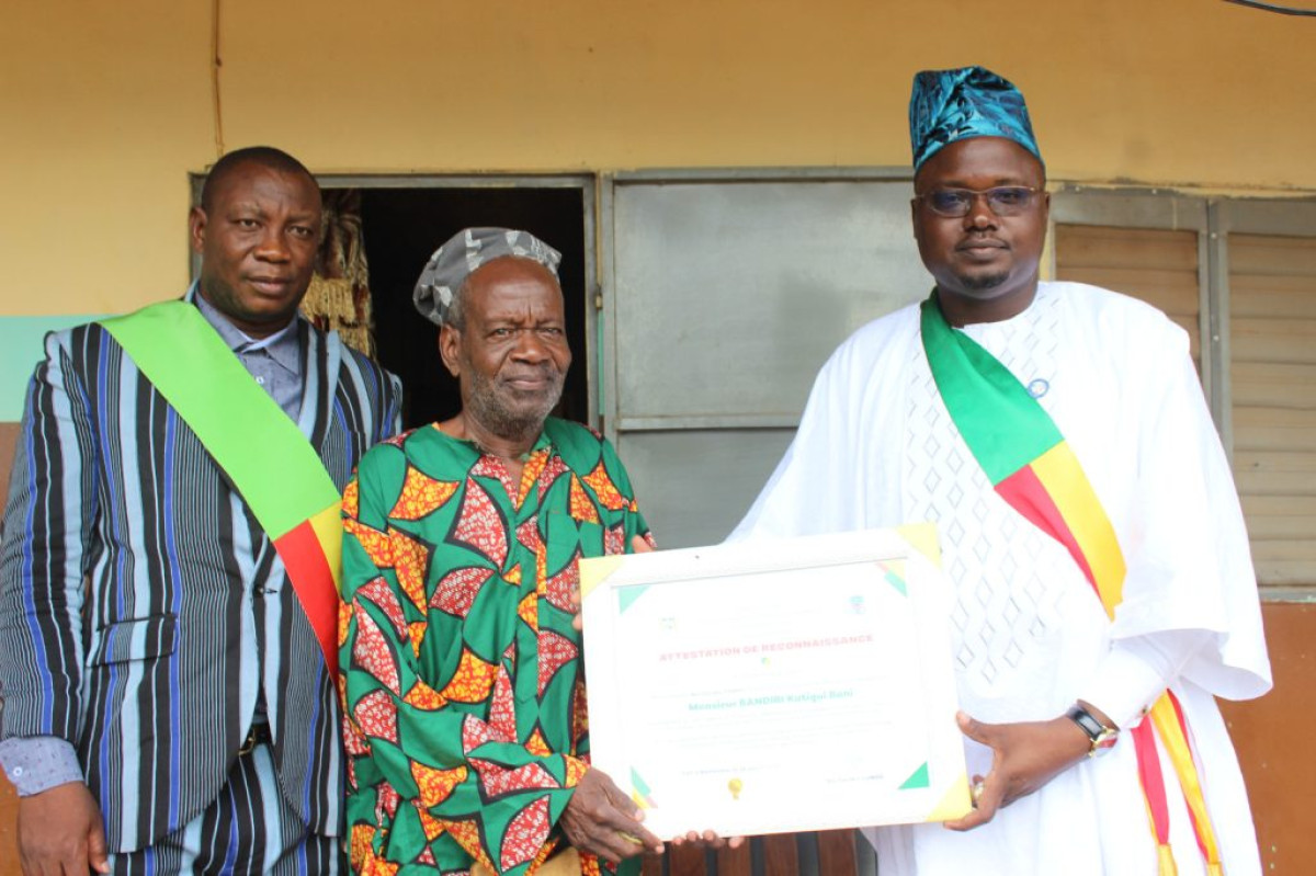 POUR LEUR ENGAGEMENT POUR LA COMMUNE DE BANIKOARA : Le maire Sarako Tamou honore trois bons acteurs