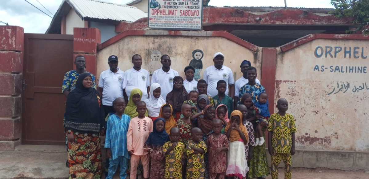 APRÈS UN REPAS PARTAGÉ AVEC LES ENFANTS DE L&rsquo;ORPHELINAT SABOUYO :  Lions Club Parakou Tabéra fait don de kits scolaires