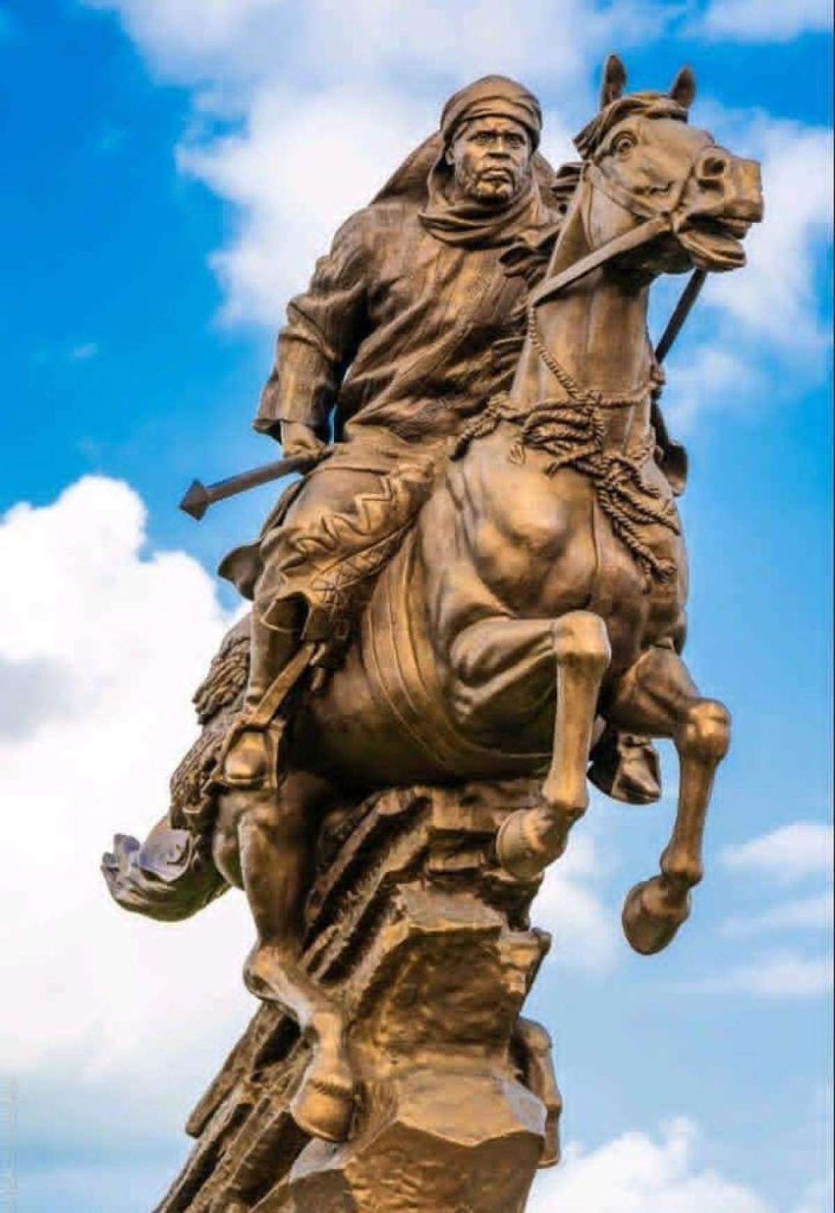 ÉRECTION DE LA STATUE DE BIO GUERRA A L&rsquo;ENTRÉE DE L&rsquo;AÉROPORT BERNARDIN CARDINAL GANTIN DE COTONOU : Belle action, mauvais emplacement !