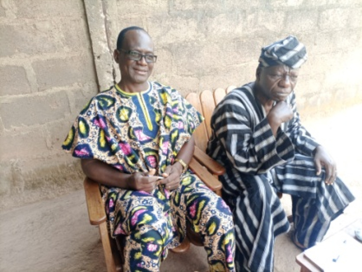 CONTRAINT À S’EXPRIMER EN LANGUE DENDI AU VERNISSAGE DES TRÉSORS ROYAUX : Le “Sinaboko” face à un fait discriminatoire . Salifou Daran et Michel Baraga, deux acteurs culturels Baatonu dénoncent