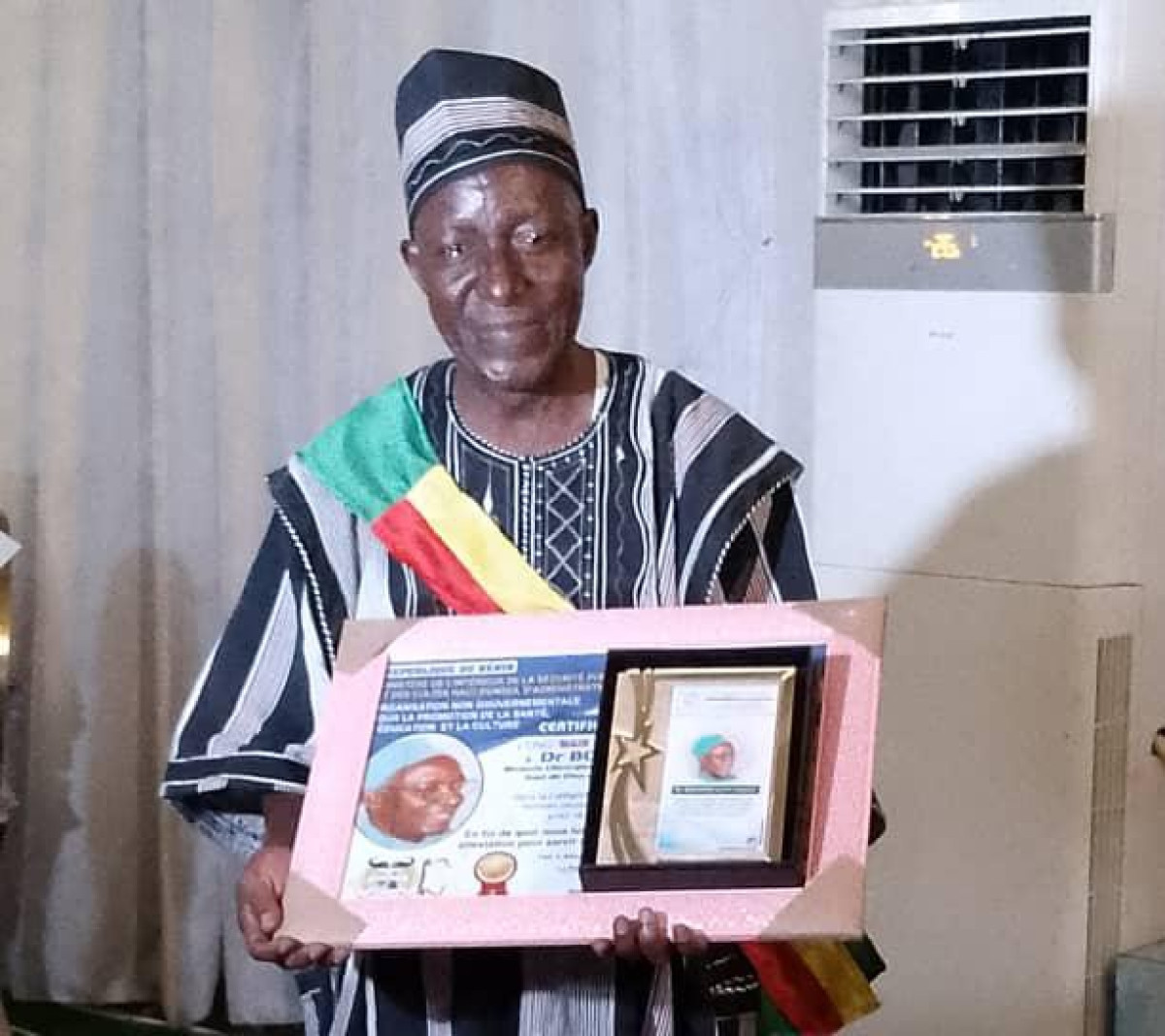 BÉNIN/APRÈS 35 ANS DE SERVICE À SAUVER DES VIES : Dr Alassan Boukari Kadiri décoré par l&rsquo;Ong Main de Dieu