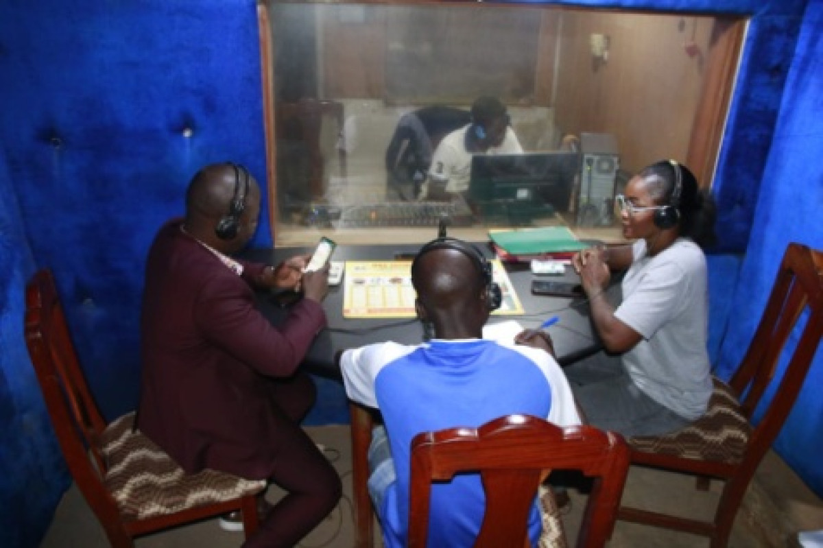 2E ETAPE DE DAABAARU MÉDIAS TOUR : Le personnel du groupe de presse Daabaaru à Nanto Fm de Natitingou