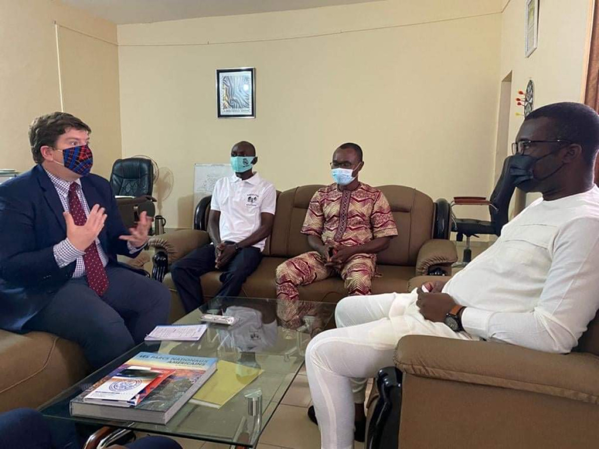 AUDIENCE A LA MAIRIE DE BOUKOMBE : Le maire Aldo Kouagou reçoit l’émissaire de l’ambassadeur des Etats-Unis