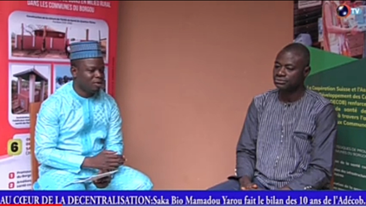 4E NUMERO DE L&rsquo;EMISSION AU COEUR DE LA DECENTRALISATION SUR DAABAARU TV : Saka Bio Yarou parle de l&rsquo;Adécob et ses acquis