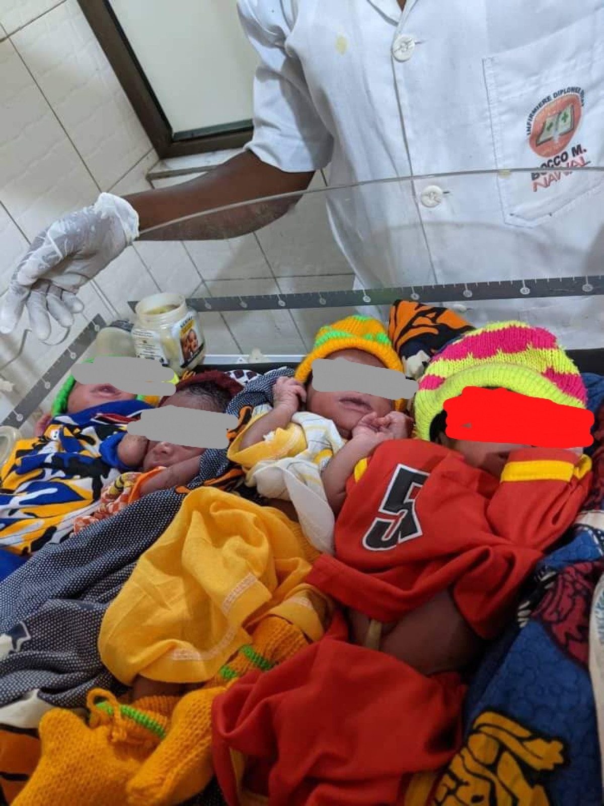 NIKKI : Une femme de 25 ans accouche de 4 bébés