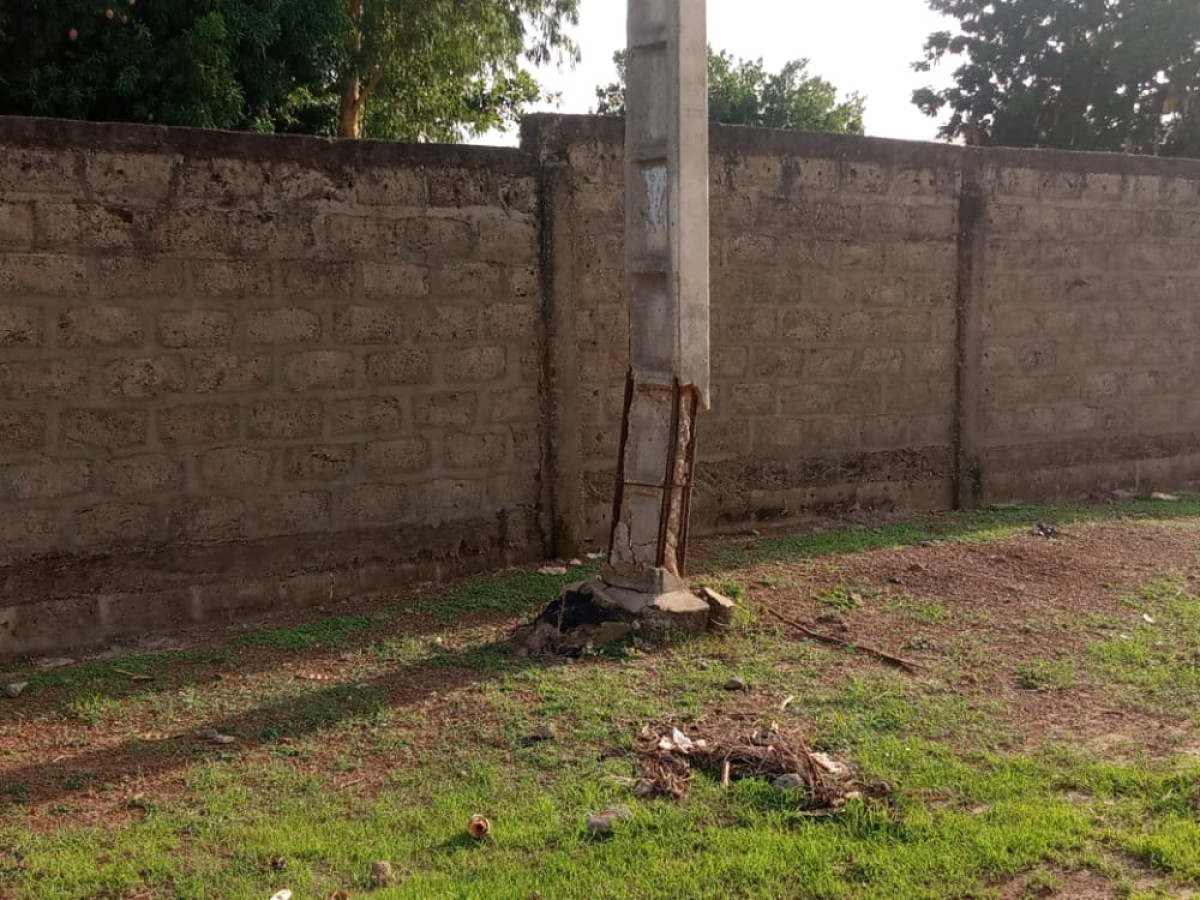 DJOUGOU/ENDOMMAGEMENT DU POTEAU ÉLECTRIQUE À L&rsquo;ENTRÉE DU CEG PARTAGO. :  Les usagers exposés à un vrai danger
