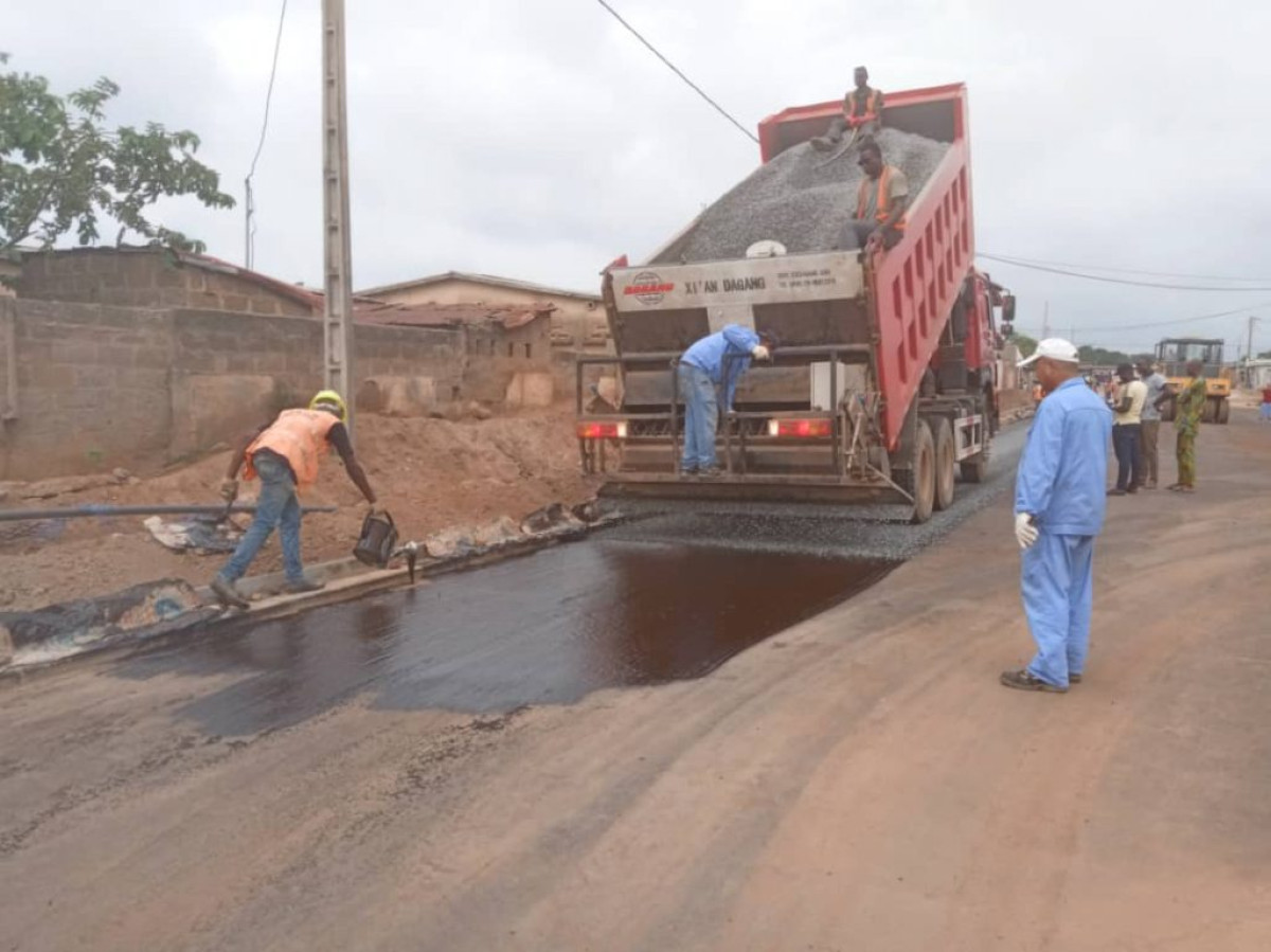 ASPHALTAGE A PARAKOU : Après les pavés, Sinohydro pose le bitume