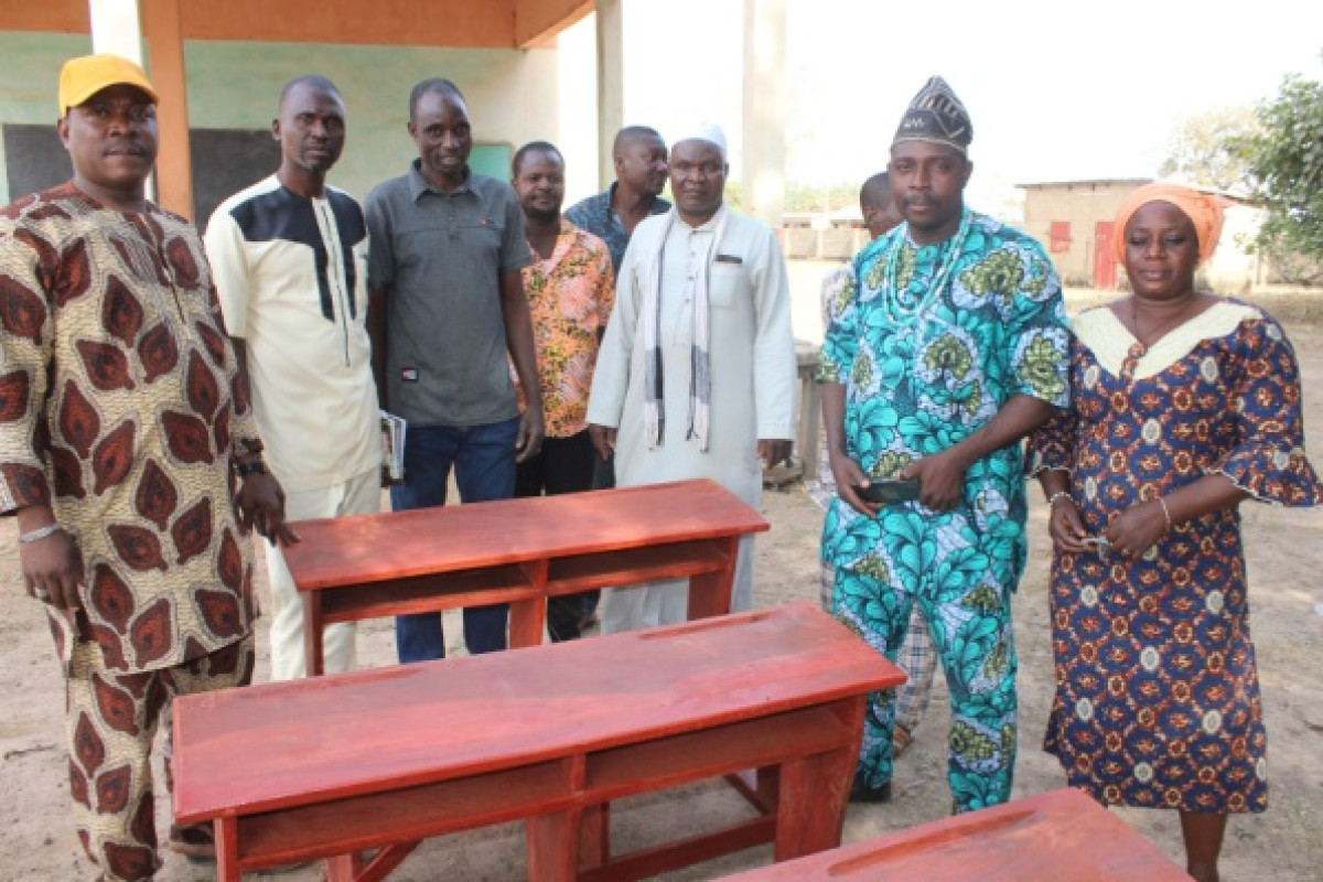 EN RÉPONSE À LEUR DOLÉANCE : Le maire Bio Sarako Tamou dote le Ceg Banikoara en mobiliers