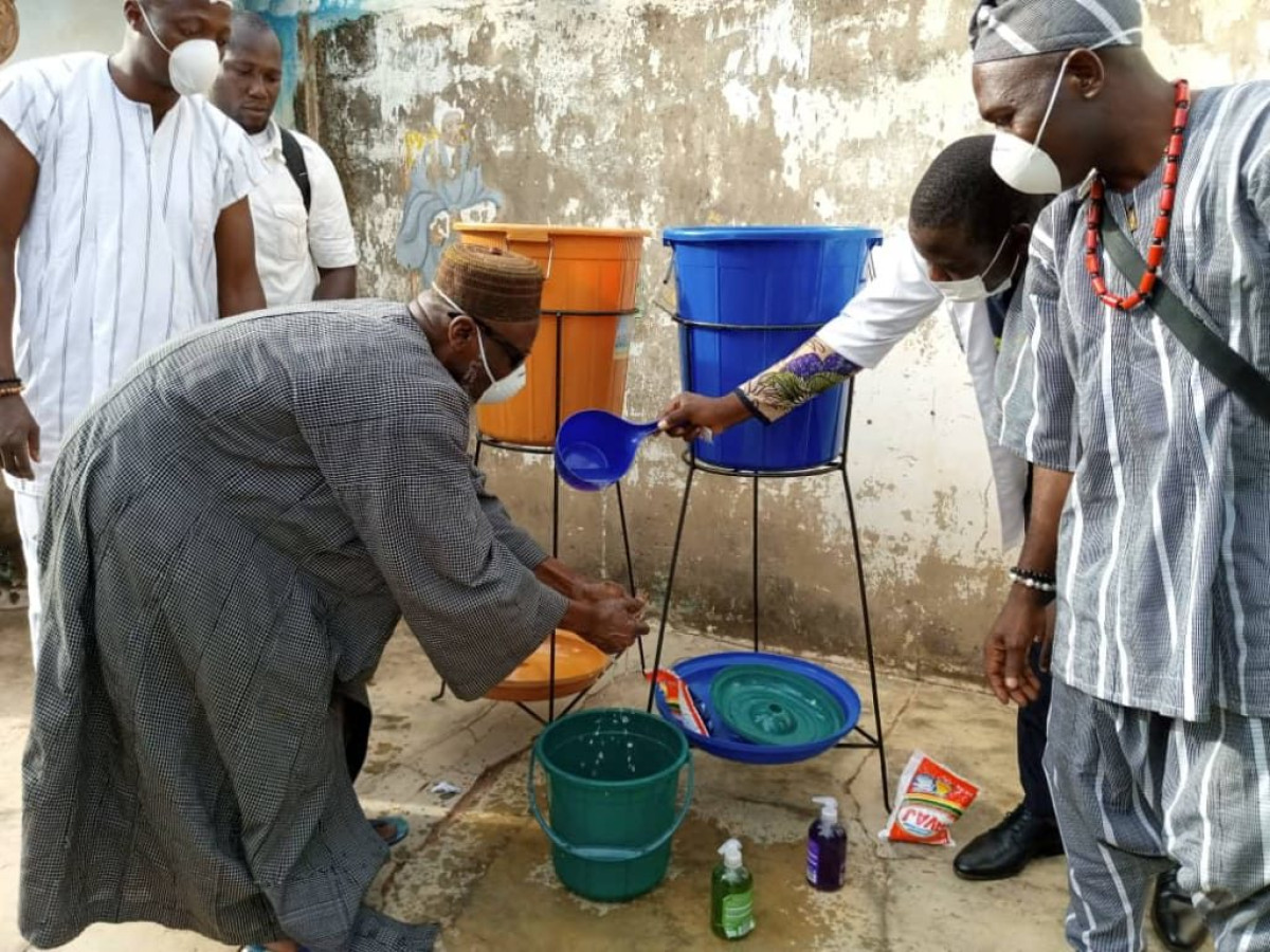 INSTALLATION DU DISPOSITIF DE LAVAGE DES MAINS DANS LES PALAIS DE PARAKOU : Kadiri Gandé Batta préserve la vie des têtes couronnées