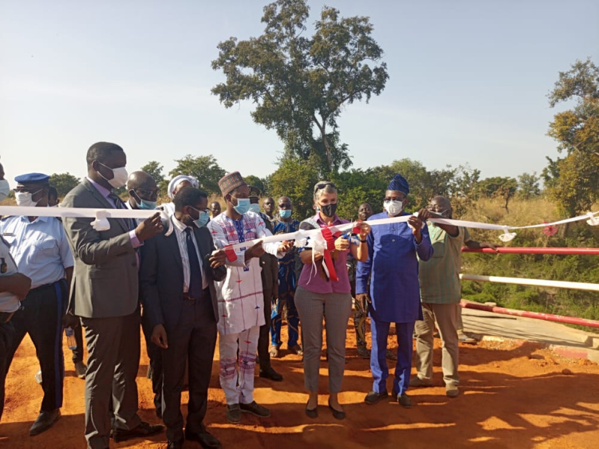 ASSOCIATION POUR LA PROMOTION DE L&rsquo;INTERCOMMUNALITÉ DANS LE DÉPARTEMENT DE L&rsquo;ALIBORI :  Le pont de Dougoulaye, une réalité  .L&rsquo;inauguration en cours