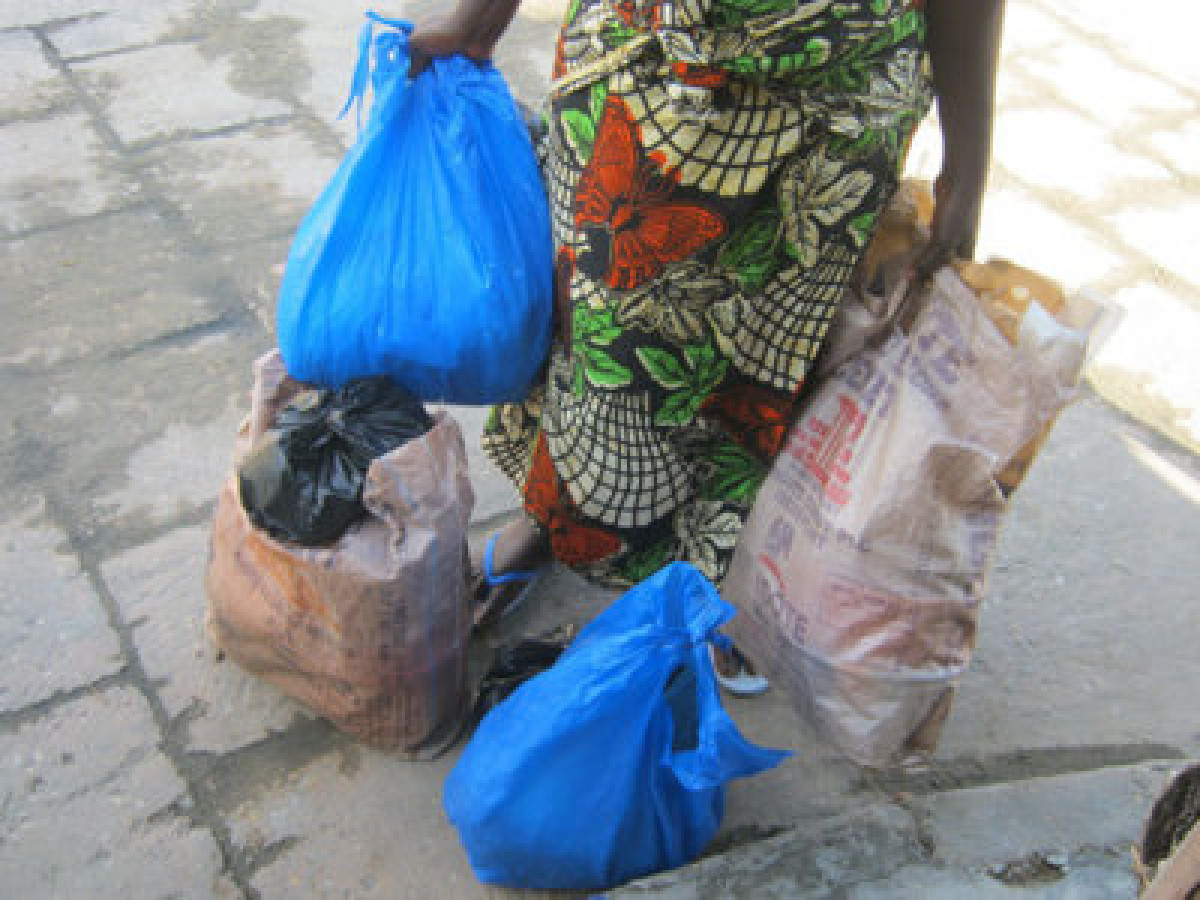 Échec de la mesure d'interdiction de l'utilisation des sachets plastiques au Bénin: quand le manque de suivi développe le phénomène