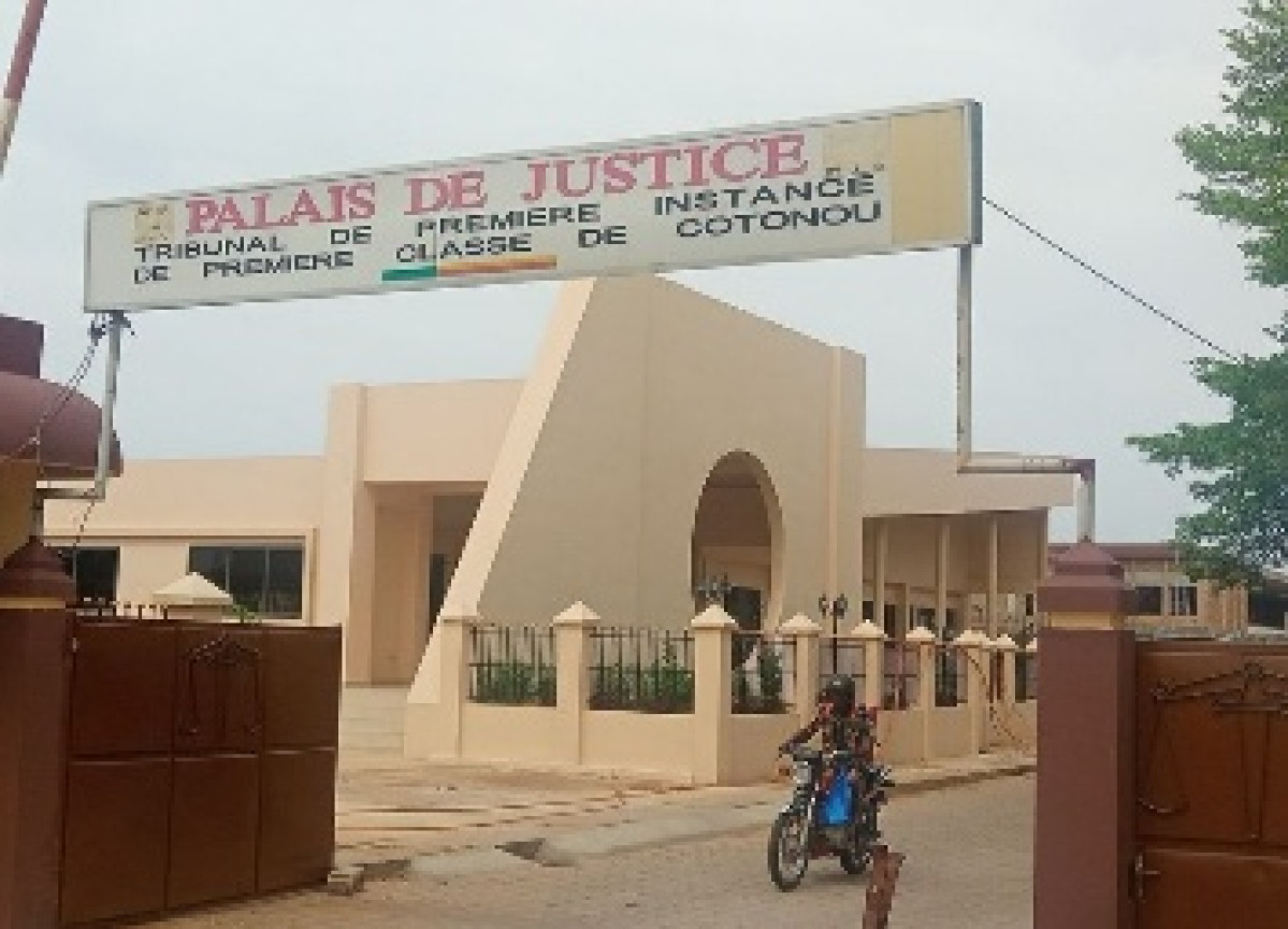 Poursuivi pour adoption d’enfant au Bénin: un couple français et leurs complices se justifient au tribunal