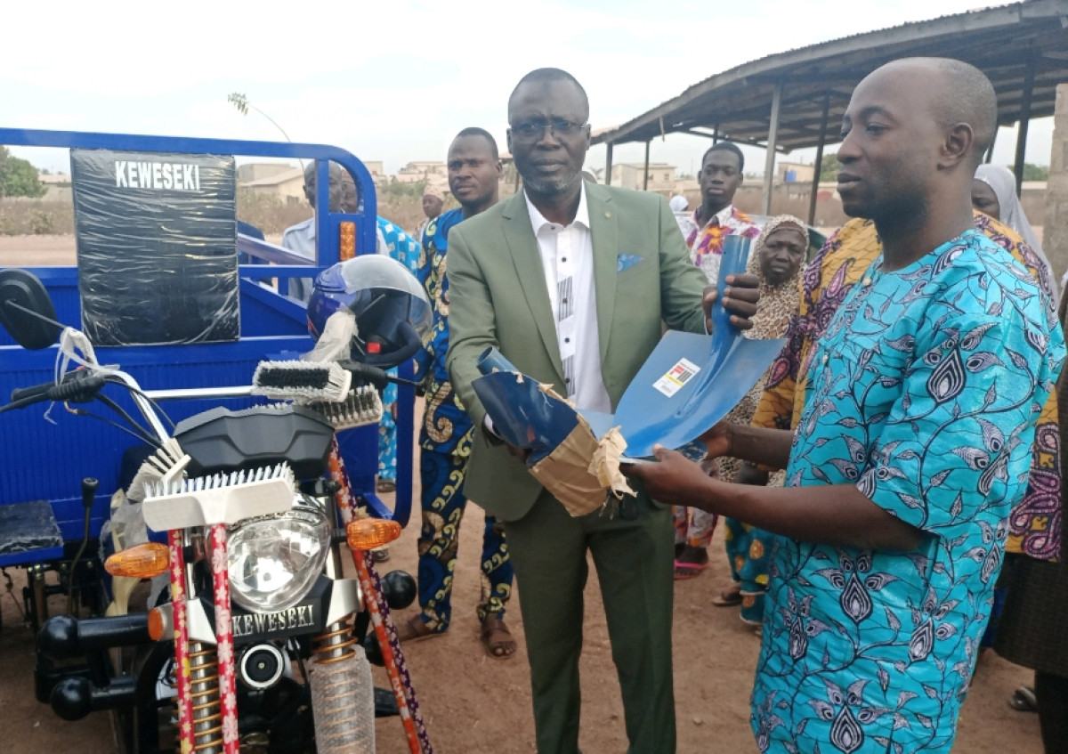 PARAKOU/ASSAINISSEMENT DU CADRE DE VIE DE DOKPAROU : Inoussa Zimé Chabi dote l&rsquo;association des jeunes d&rsquo;un tricycle