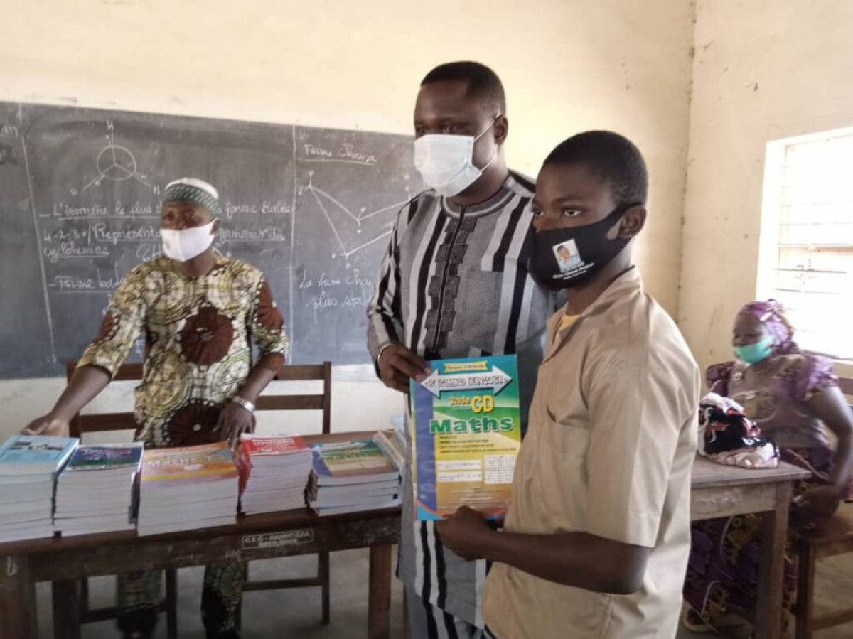 DONS D&rsquo;OUVRAGES DIDACTIQUES AUX APPRENANTS DU CEG BANIKOARA : Le maire Sarako Tamou félicité par la Ddestfp de l&rsquo;Alibori