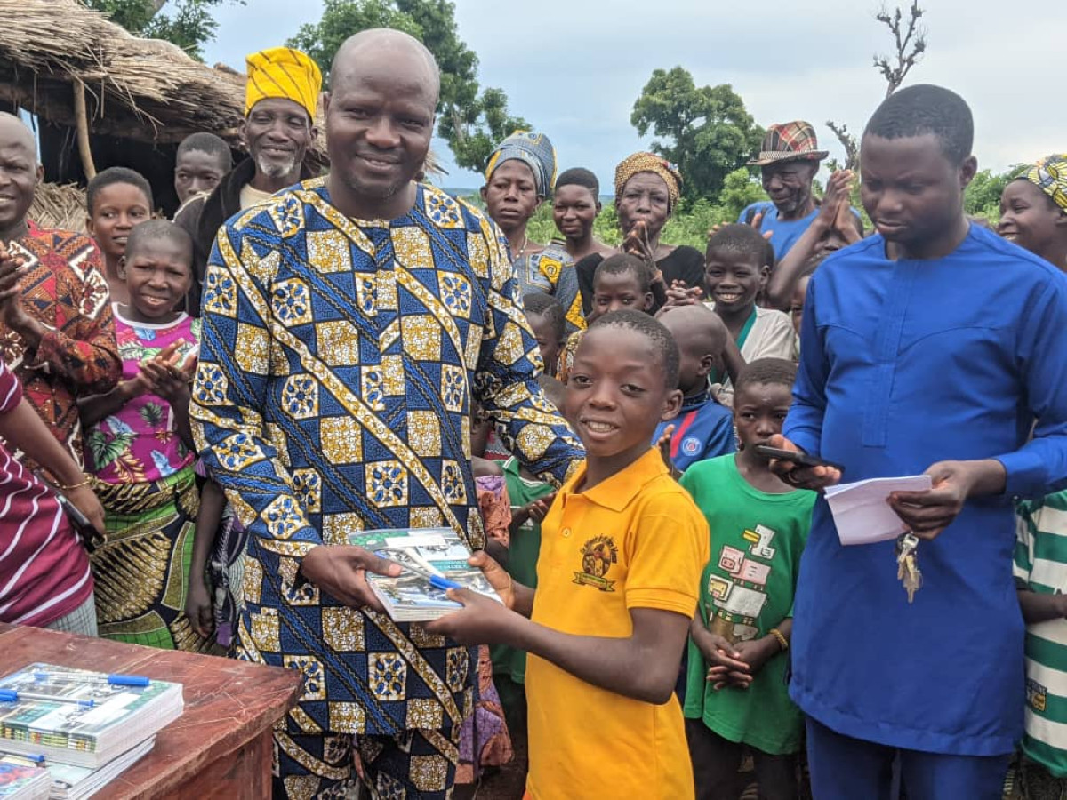 COURS DE VACANCES À NABAGA : Télesphore Nassikou Sékou gratifie les meilleurs apprenants
