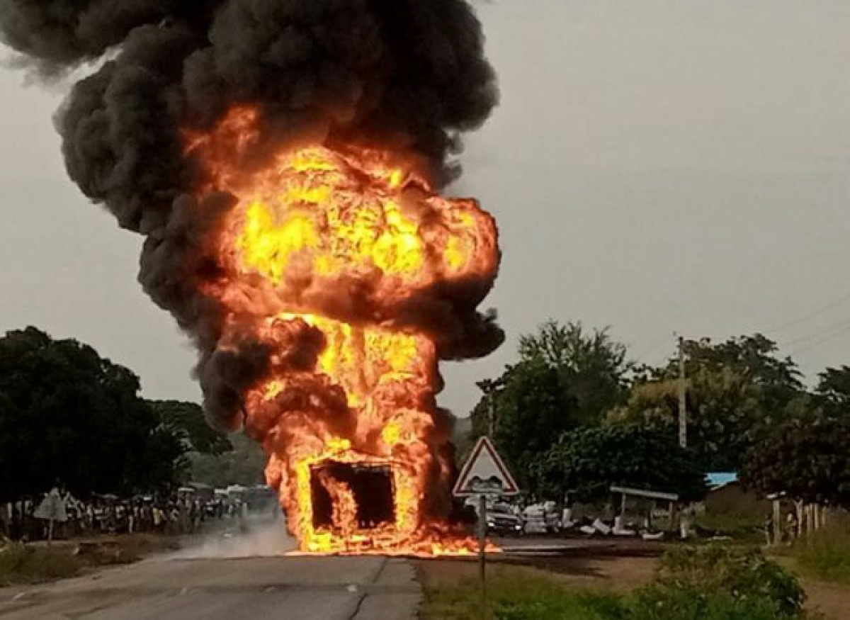 ACCIDENT DE CIRCULATION SUR L&rsquo;AXE PIRA-BASSILA : Un camion citerne réduit en cendre