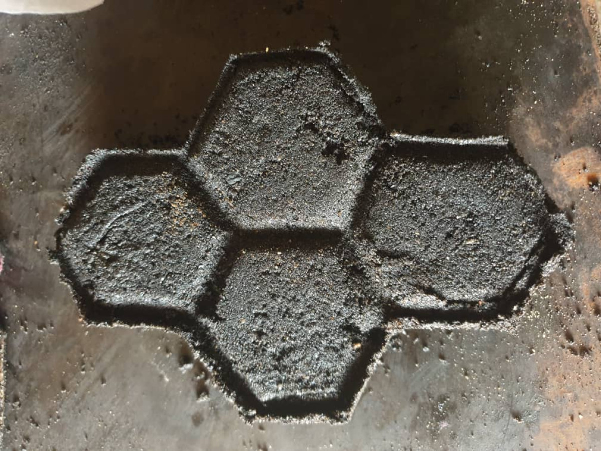 RECYCLAGE DES DÉCHETS PLASTIQUES EN PAVÉS ET BRIQUES ÉCOLOGIQUES AU BÉNIN : Le génie d’Abdou Osséni qui résout plusieurs équations