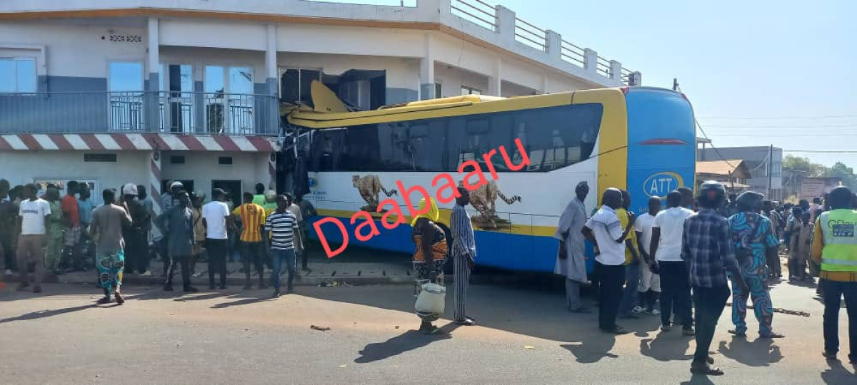 URGENT : Un bus termine sa course au rez-de-chaussée de l&rsquo;immeuble Daabaaru