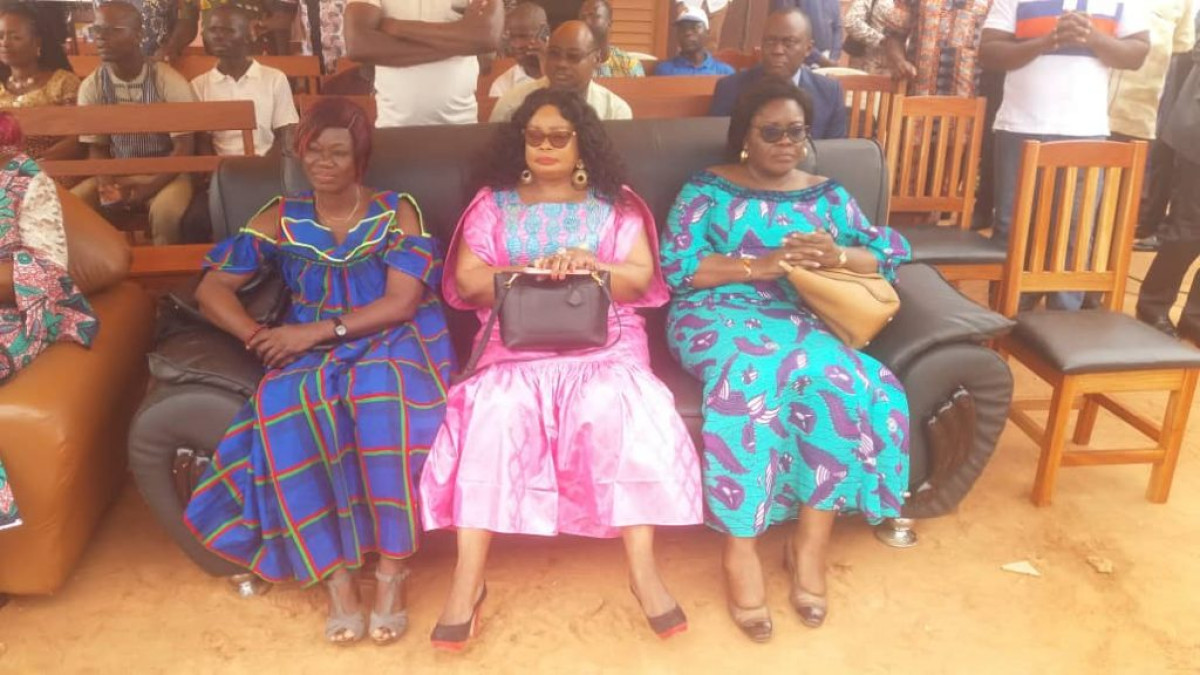 SOUTIEN AU VOLET EDUCATION DU PAG : Claudine Prudencio fait don de mobiliers au Ceg Ahossougbéta