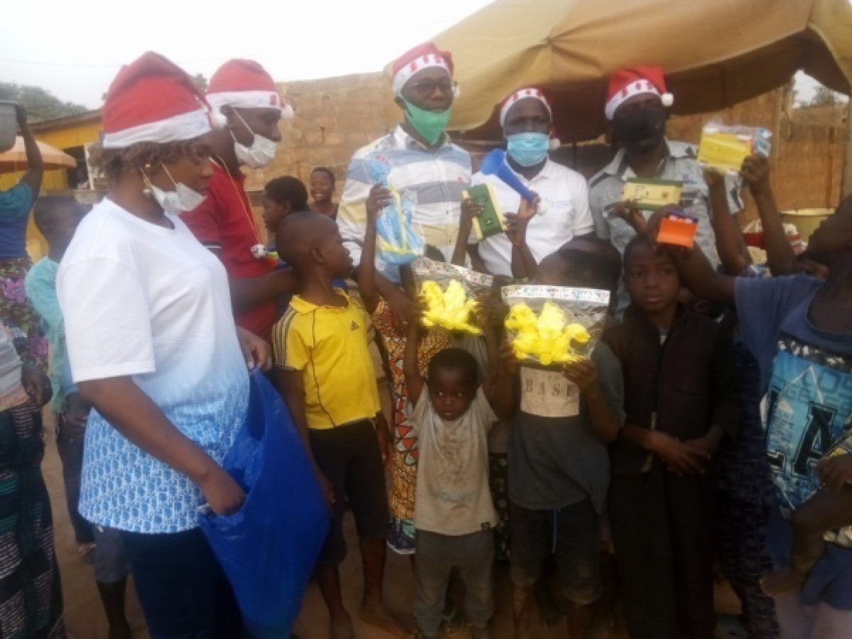 NOËL DES ENFANTS DANS LE DEUXIEME ARRONDISSEMENT DE PARAKOU : Adiza Arouna, Souhaïlou Boukari et de Zul-kifly Zakarie offrent des cadeaux aux enfants
