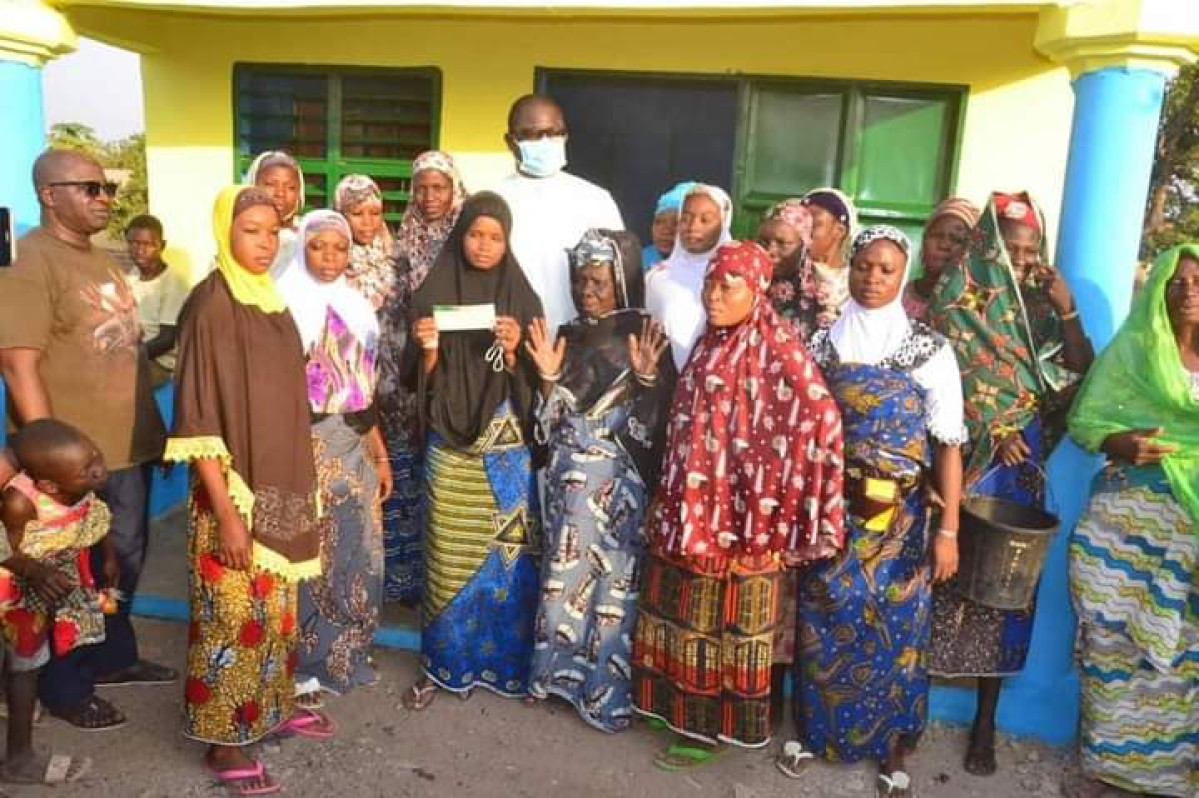 EN RECONNAISSANCE À SON ACTE DE BRAVOURE POSE EN AOÛT 2020 À WORIA : Moïse Kérékou offre une boutique de vivres à Sakina Harouna