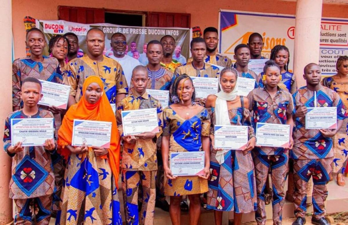 FORMATION EN CADRAGE-MONTAGE ET INFOGRAPHIE-PHOTOGRAPHIE : Ducoin infos libère 17 étudiants   . Samou Adambi parrain de l&rsquo;initiative 