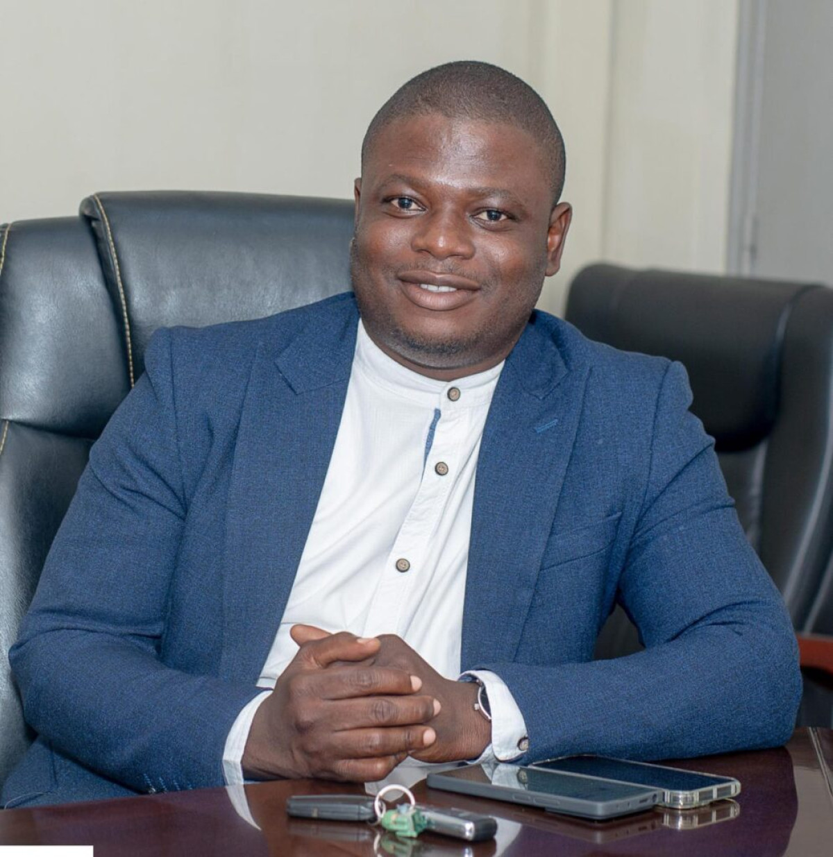 Remise d’attestations aux jeunes formés aux métiers de l’audiovisuel par Ducoin Infos: Barnabas Orou Kouman, parrain de la 3e promotion