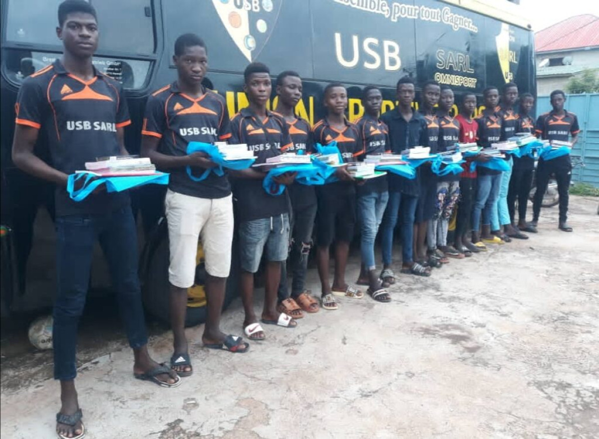 RENTREE SCOLAIRE 2021-2022 A PARAKOU : L&rsquo;Us Baboni offre des kits scolaires à ses joueurs apprenants