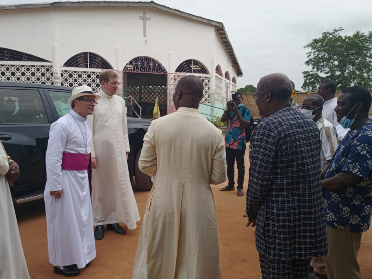 VISITE DU NONCE APOSTOLIQUE A L’HOPITAL OPHTALMOLOGIQUE SAINT ANDRÉ DE TINRÉ :  Monseigneur Mark Gerard Miles émerveillé par les prouesses réalisées