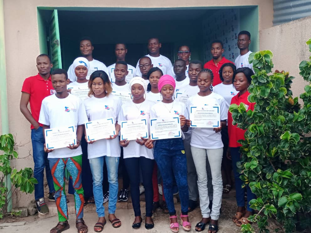 FORMATION EN TECHNIQUE DE TRADUCTION ANGLAIS-FRANÇAIS A PARAKOU : 20 étudiants du cabinet Perflang Consulting reçoivent leur parchemin