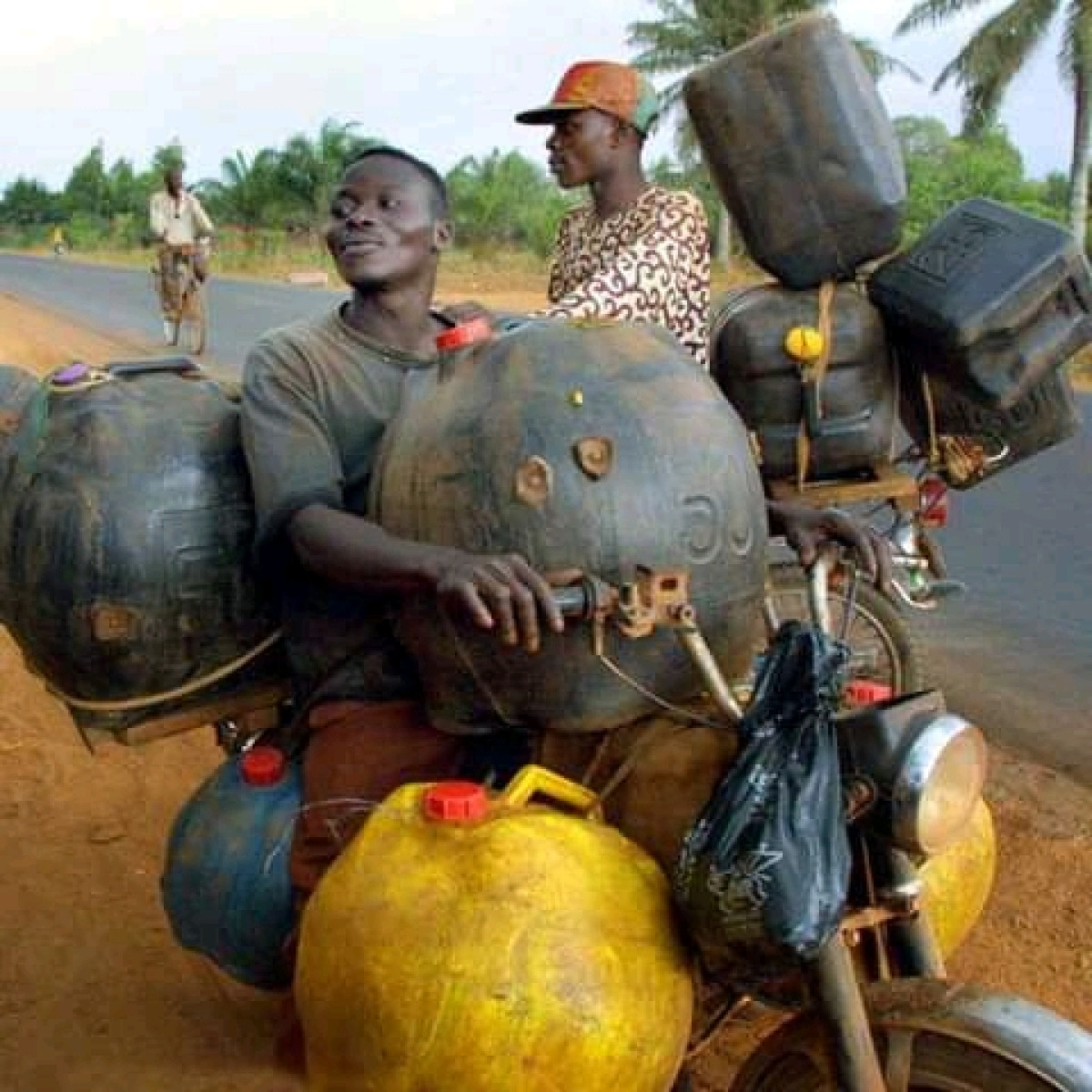 BÉNIN : 15 bidons de gasoil se transforment mystérieusement en eau à Savè