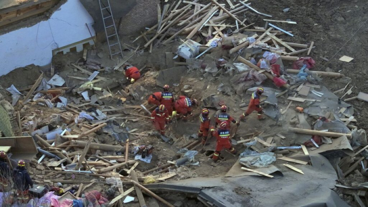 Chine: un séisme fait au moins 126 morts et 188 blessés 