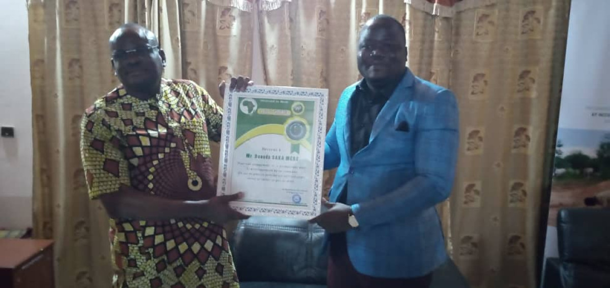 DECENTRALISATION ET BONNE GOUVERNANCE AU BÉNIN : Le maire Daouda Saka Méré distingué par l&rsquo;Ong Etoile d&rsquo;Afrik